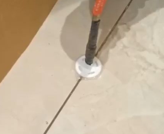 全椒瓷砖空鼓维修公司专业解答瓷砖在铺贴过程中，如果没有涂抹均匀到位的粘结材料（如水泥砂浆或瓷砖胶），可能会导致以下问题